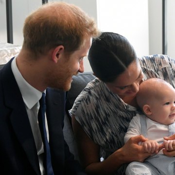 VOICI social Archie Montre Sa Bouille En Gros Plan Sur La Carte De Voeux De Meghan Markle Et Du Prince Harry (1)