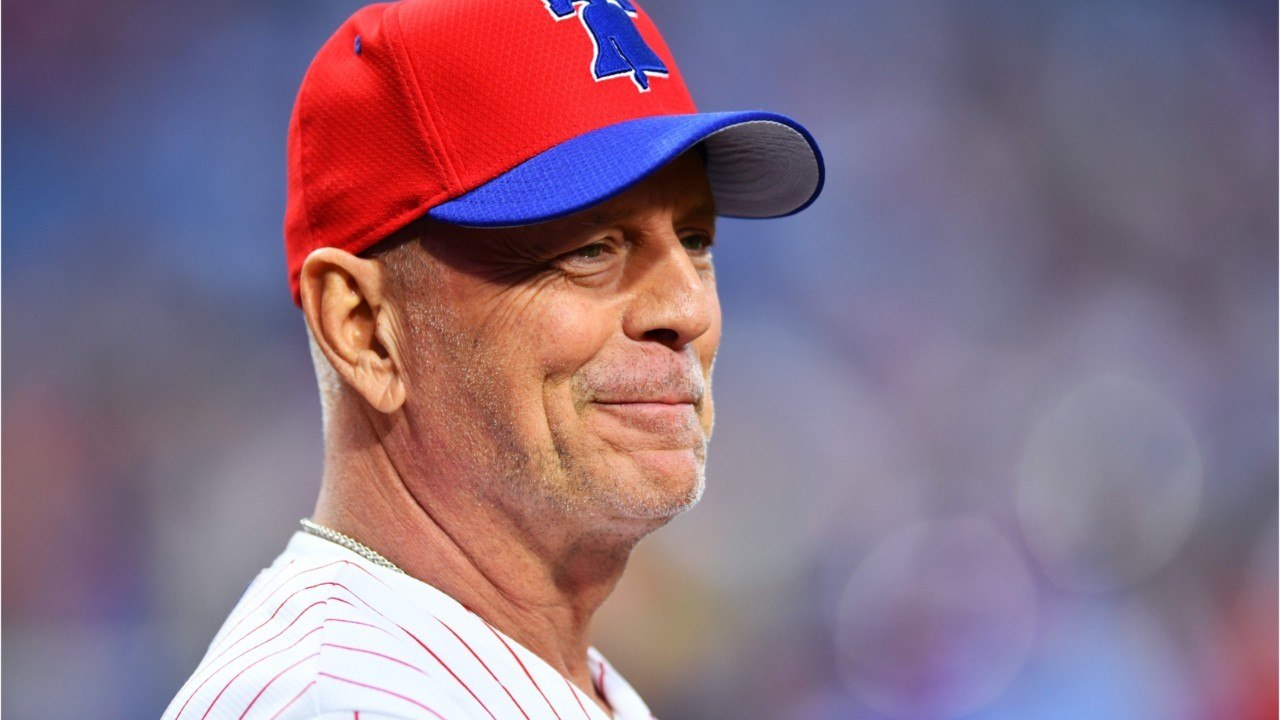 VOICI PHOTOS Bruce Willis prend un malin plaisir à saboter la séance photo de sa fille Tallulah