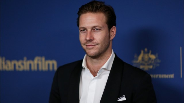 VOICI-Holidate (Netflix) : qui est Luke Bracey, le héros du film avec Emma Roberts ?