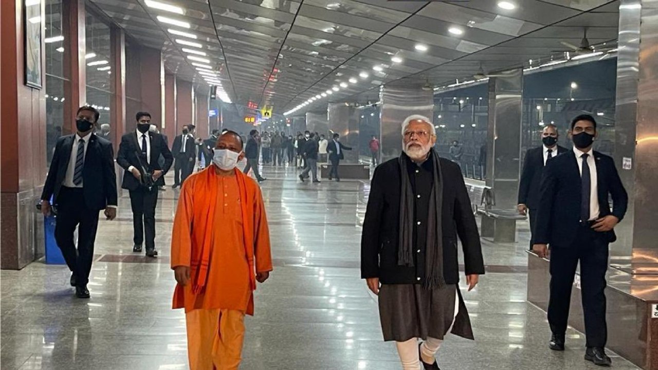 PM visits Banaras railway station shortly after midnight