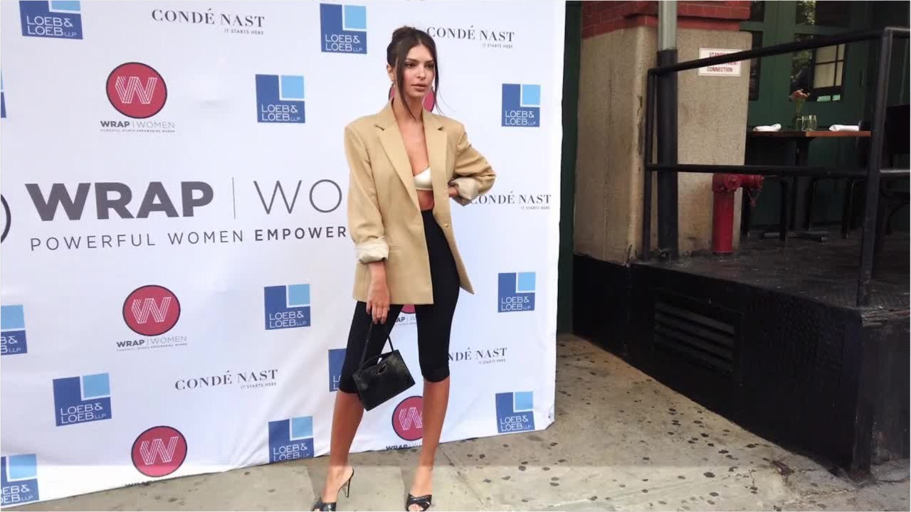 VOICI Emily Ratajkowski montre ses fesses à un spectateur qui va vous surprendre !