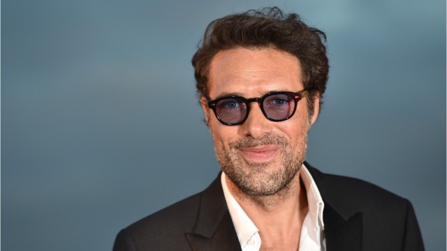 VOICI - Nicolas Bedos dévoile l'affiche du prochain OSS 117 : les fans jubilent !