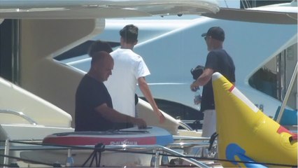 VOICI - Véronique Zidane : en bikini, elle pose avec ses hommes ultra musclés