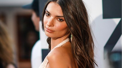 VOICI - Emily Ratajkowski dévoile son corps sculpté en pleine rue dans une tenue moulante