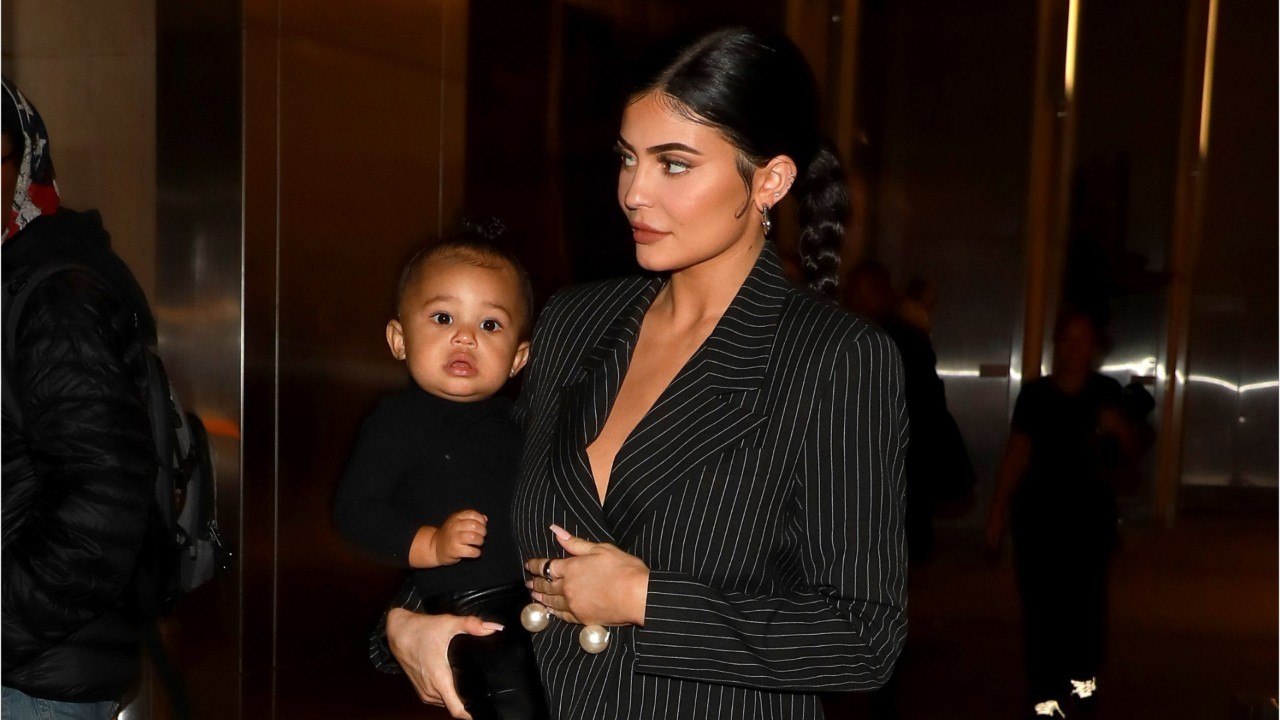 VOICI Kylie Jenner : sa fille Stormi, 17 mois, pose pour la première fois en couverture d’un magazine