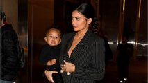 VOICI Kylie Jenner : sa fille Stormi, 17 mois, pose pour la première fois en couverture d’un magazine