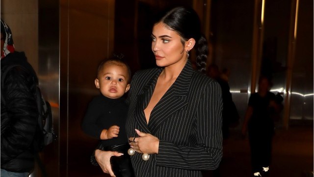 VOICI Kylie Jenner : sa fille Stormi, 17 mois, pose pour la première fois en couverture d’un magazine