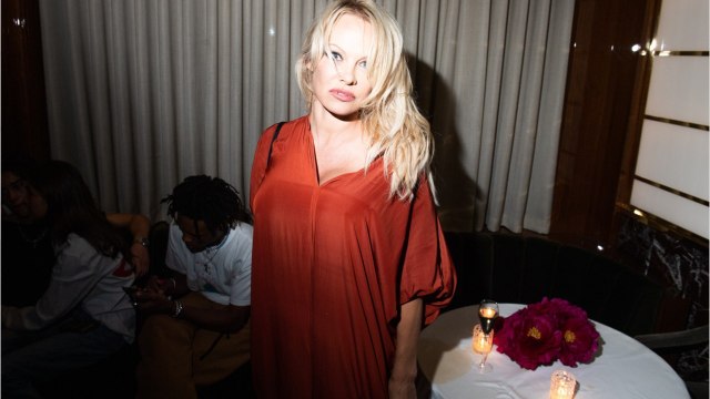 Pamela Anderson : pourquoi Adil Rami ne voulait pas qu’elle rencontre les autres femmes de footballeurs