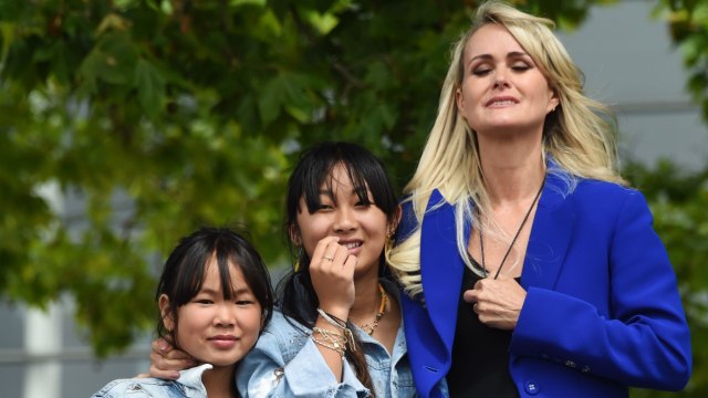 VOICI Laeticia Hallyday, ses filles et Jean Reno réunis au restaurant d’Hélène Darroze