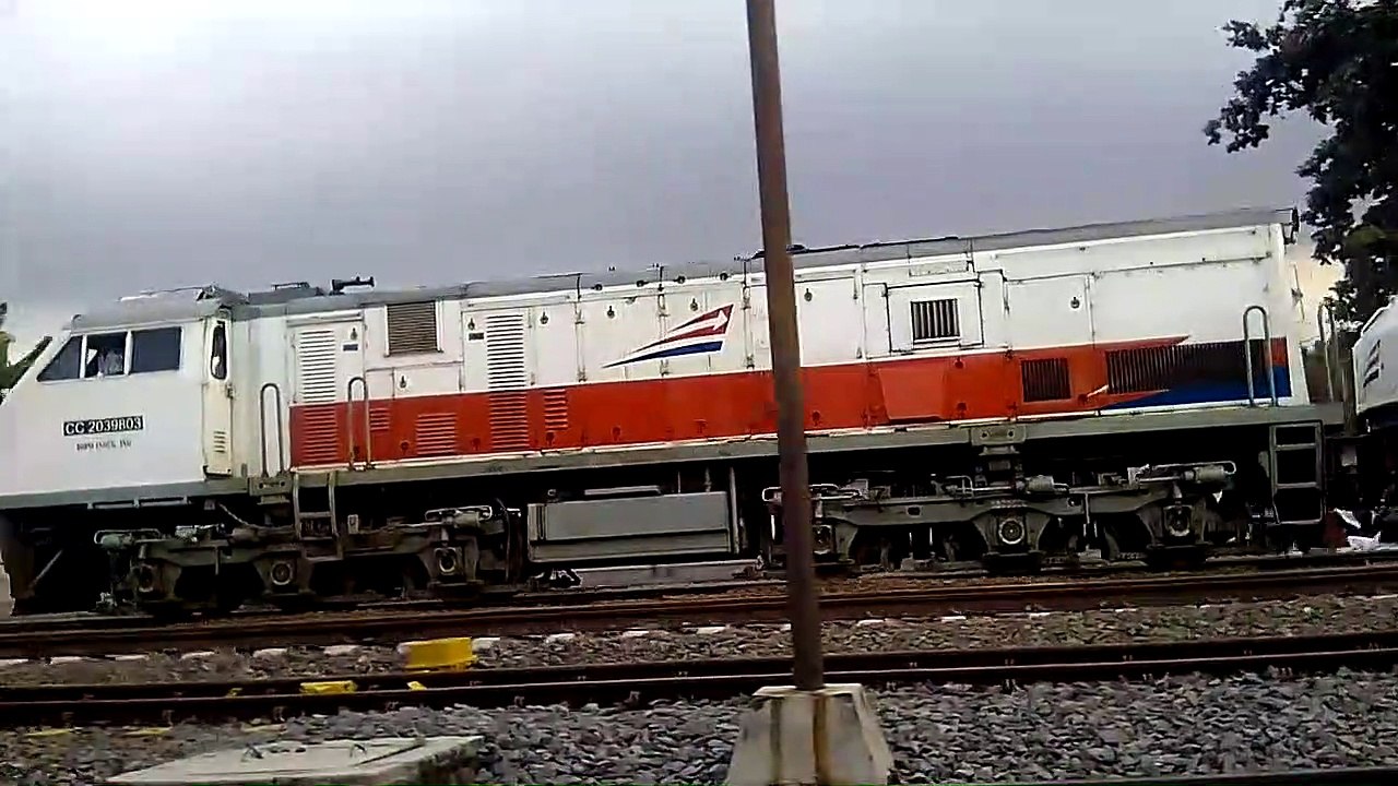 Moment langka kereta double lokomotif