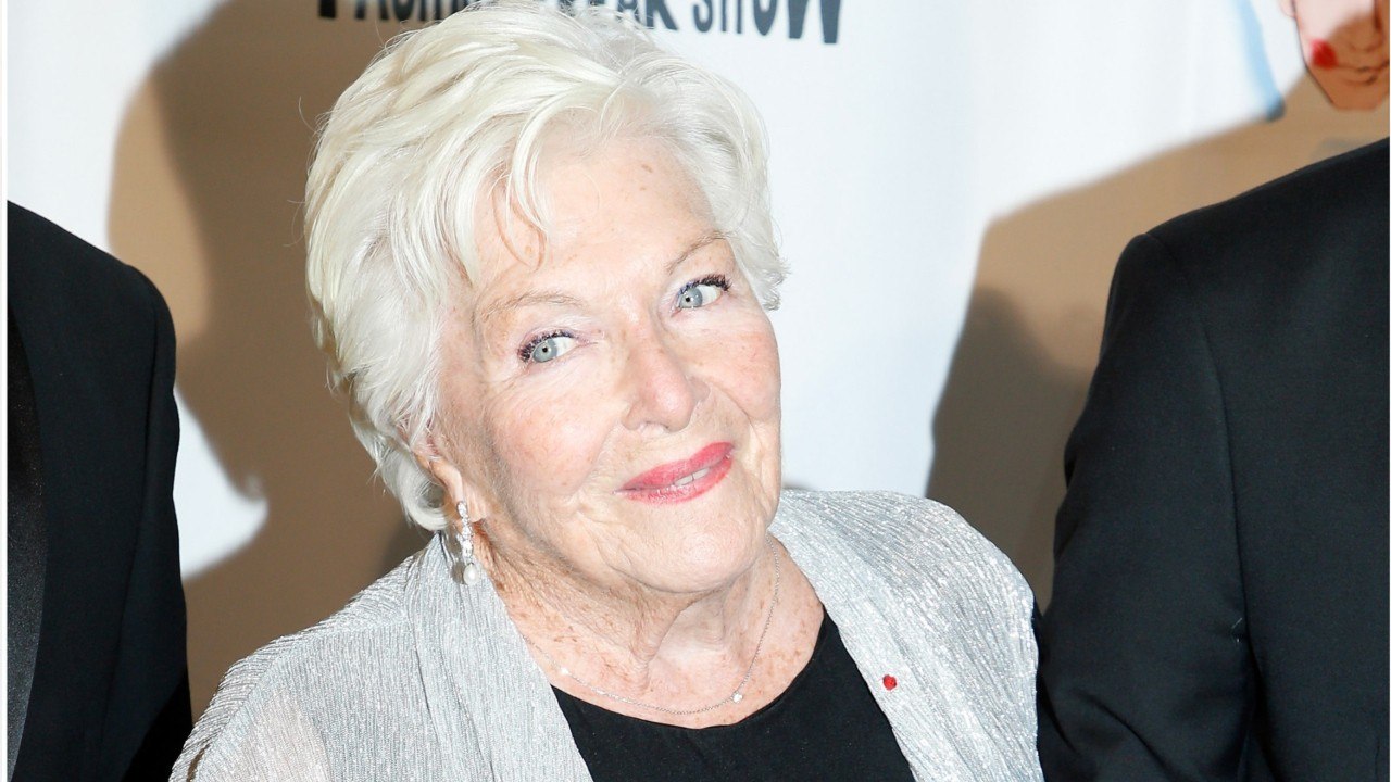 VOICI - Line Renaud : après son hospitalisation, elle est de retour sur les plateaux de tournage à 91 ans