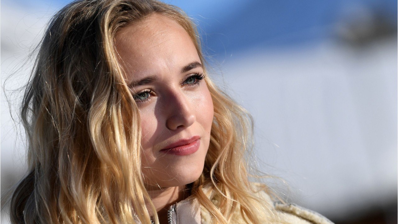 VOICI - Chloé Jouannet sexy en bikini, elle sait aussi faire rire ses abonnés