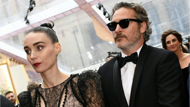 VOICI Joaquin Phoenix papa dans quelques mois : sa compagne Rooney Mara est enceinte