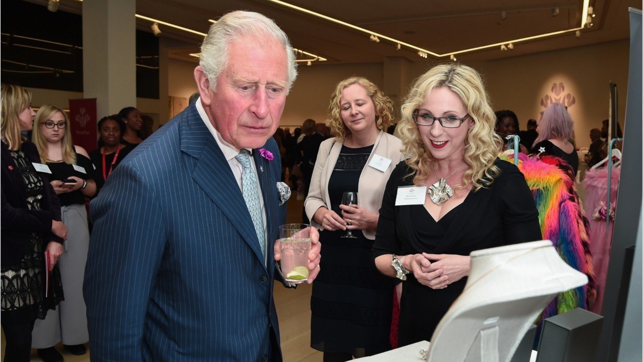 VOICI - Prince Charles : cet objet qui lui attire les foudres des militants de la cause animale