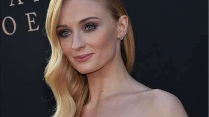 VOICI - Sophie Turner s'éclate en Europe pour son enterrement de vie de jeune fille