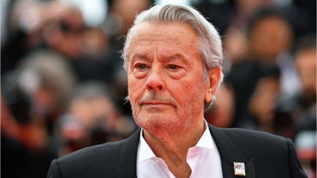 VOICI Alain Delon se confie sur la triste raison de son absence aux obsèques de Romy Schneider