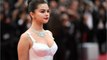 VOICI - Cannes 2019 : Selena Gomez dans une posture très délicate à cause de sa robe