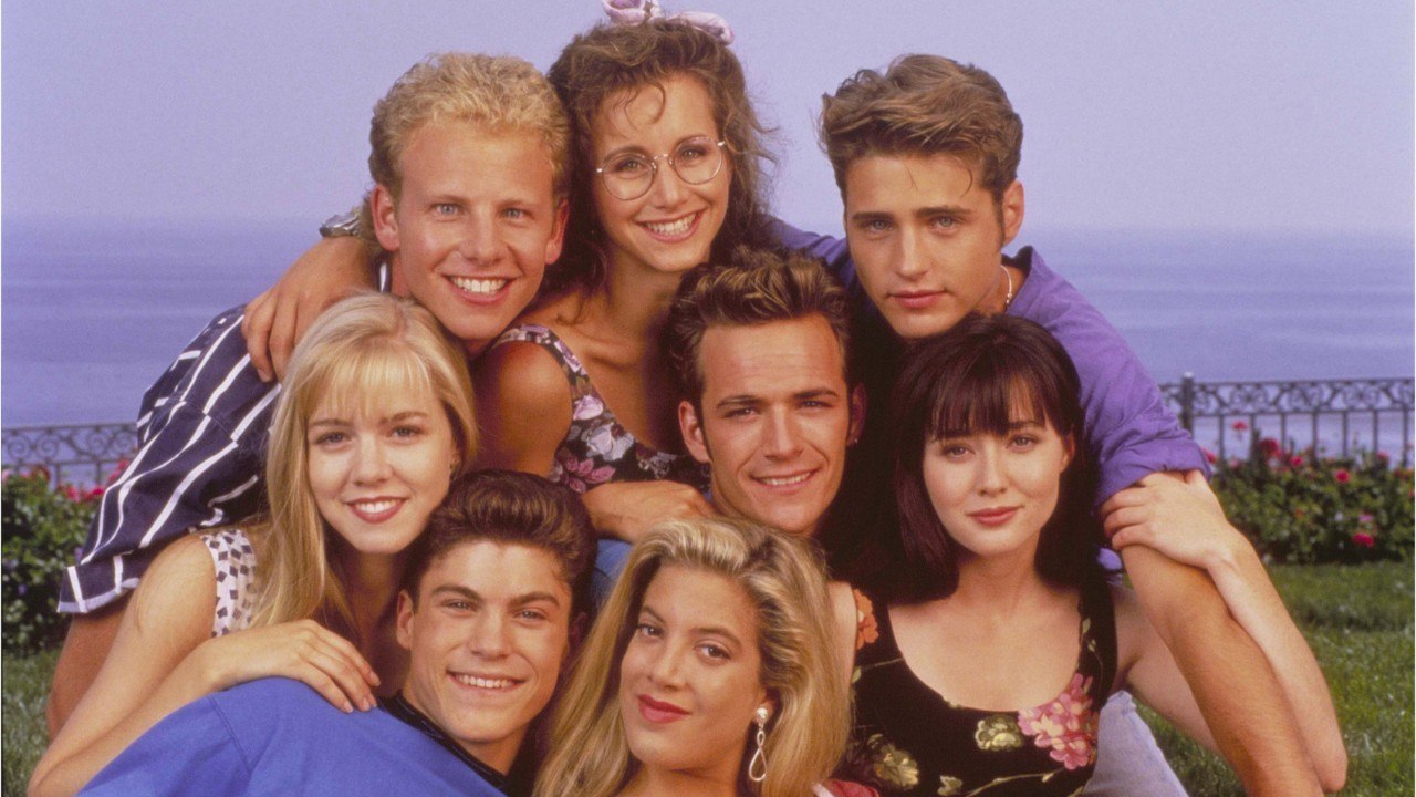VOICI - Beverly Hills 90210 : Shannen Doherty et le reste du casting se réunissent, juste après la mort de Luke Perry