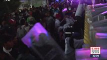 Migrantes se enfrentan con policías antimotines en CDMX