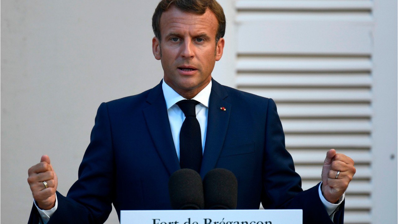 Voici - Emmanuel Macron : ce que ses proches redoutent le plus pour lui en 2022