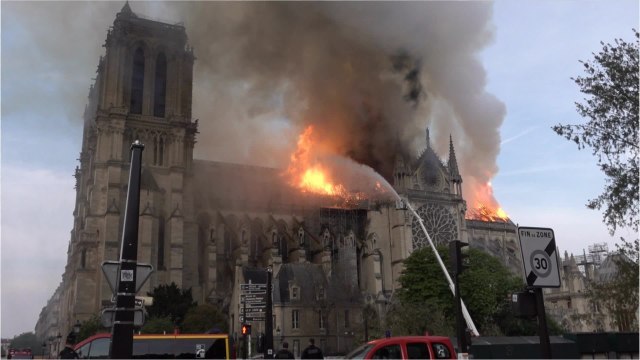 VOICI - Incendie de Notre-Dame de Paris : Salma Hayek « très fière de faire partie de la famille Pinault