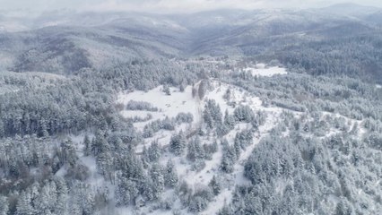 VOICI - Kourtney Kardashian torride dans son jacuzzi, entourée par la neige