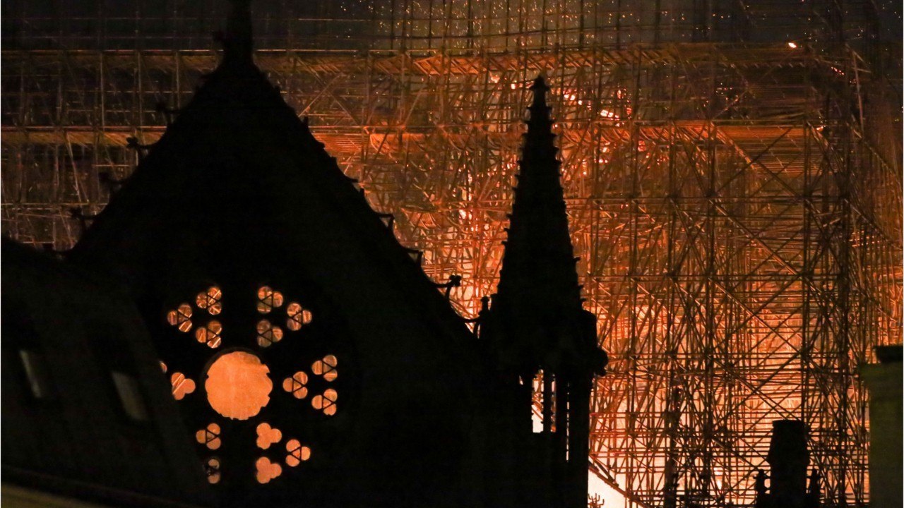 VOICI - Garou, Hélène Ségara, Julie Zenatti : le casting de Notre-Dame de Paris pleure le monument