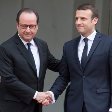 VOICI social- Brigitte Et Emmanuel Macron : Pourquoi François Hollande Leur a Collé Une Grosse « Frayeur (1)