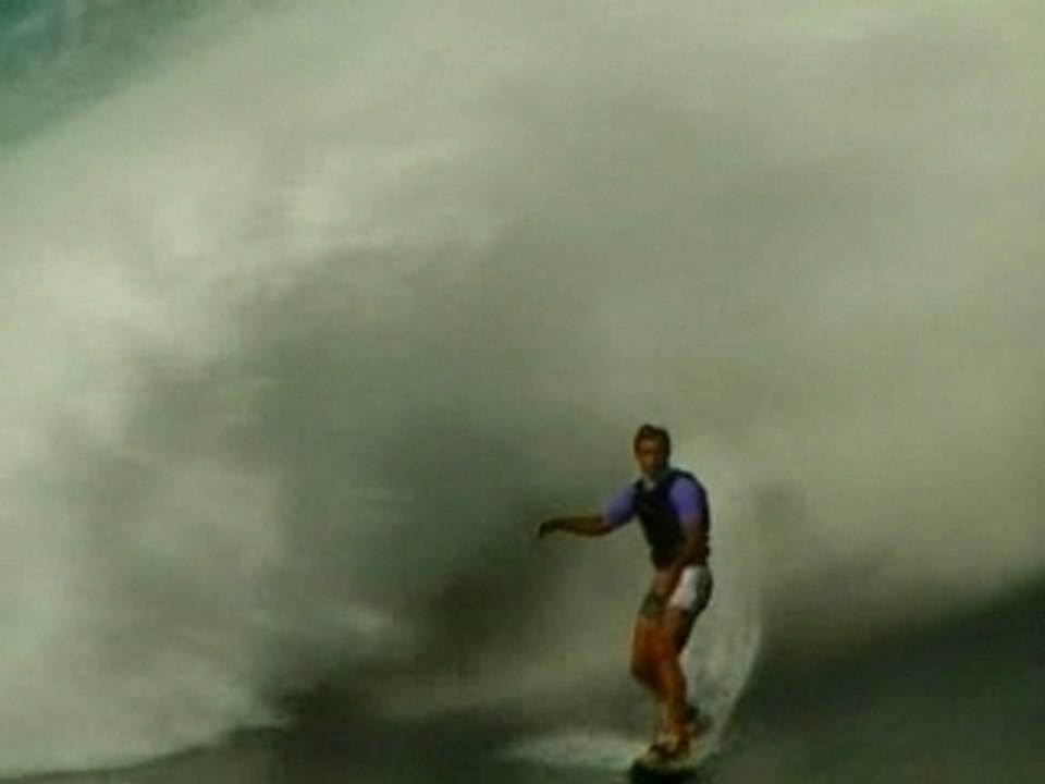 Laird Hamilton surf a Teahupoo (Tahiti) (2)