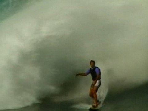 Laird Hamilton surf a Teahupoo (Tahiti) (2)