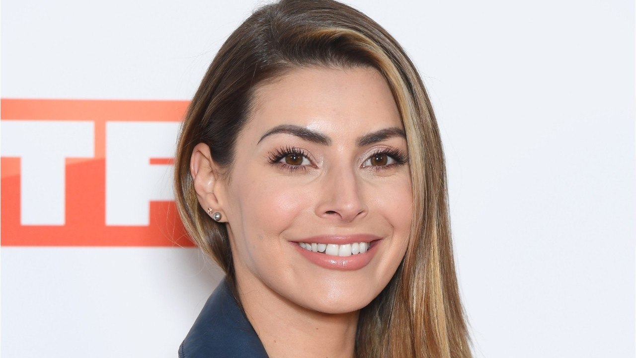 VOICI Candice Pascal en sous-vêtements, elle charme les internautes avec une pose sensuelle face au miroir