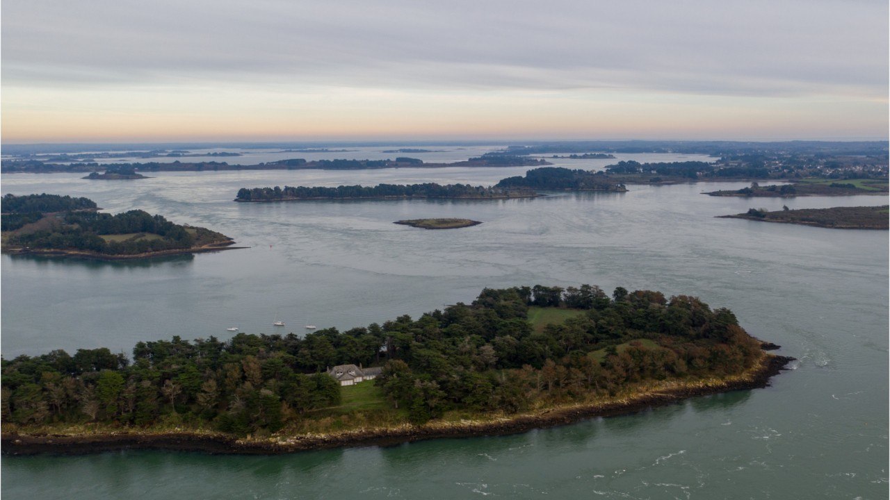 VOICI - Thalassa : Fanny Agostini hospitalisée après un accident de montgolfière