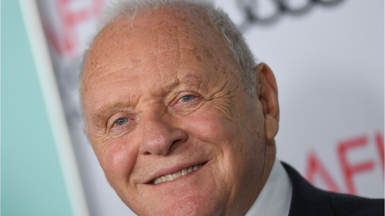 VOICI-Anthony Hopkins : à 82 ans, il danse sur du Drake et défie Sylvester Stallone et Arnold Schwarzenegger