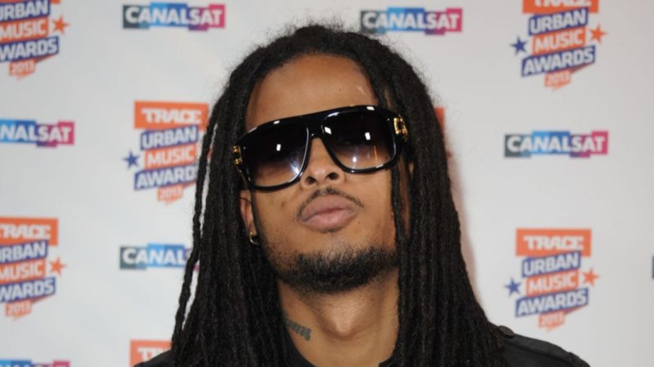 VOICI - Le rappeur Kalash fonce dans plusieurs voitures sur les Champs-Elysées avec sa Porsche et finit au poste