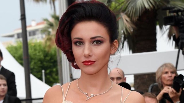 VOICI - Delphine Wespiser : seins nus sous une salopette, Miss France 2012 séduit ses abonnés