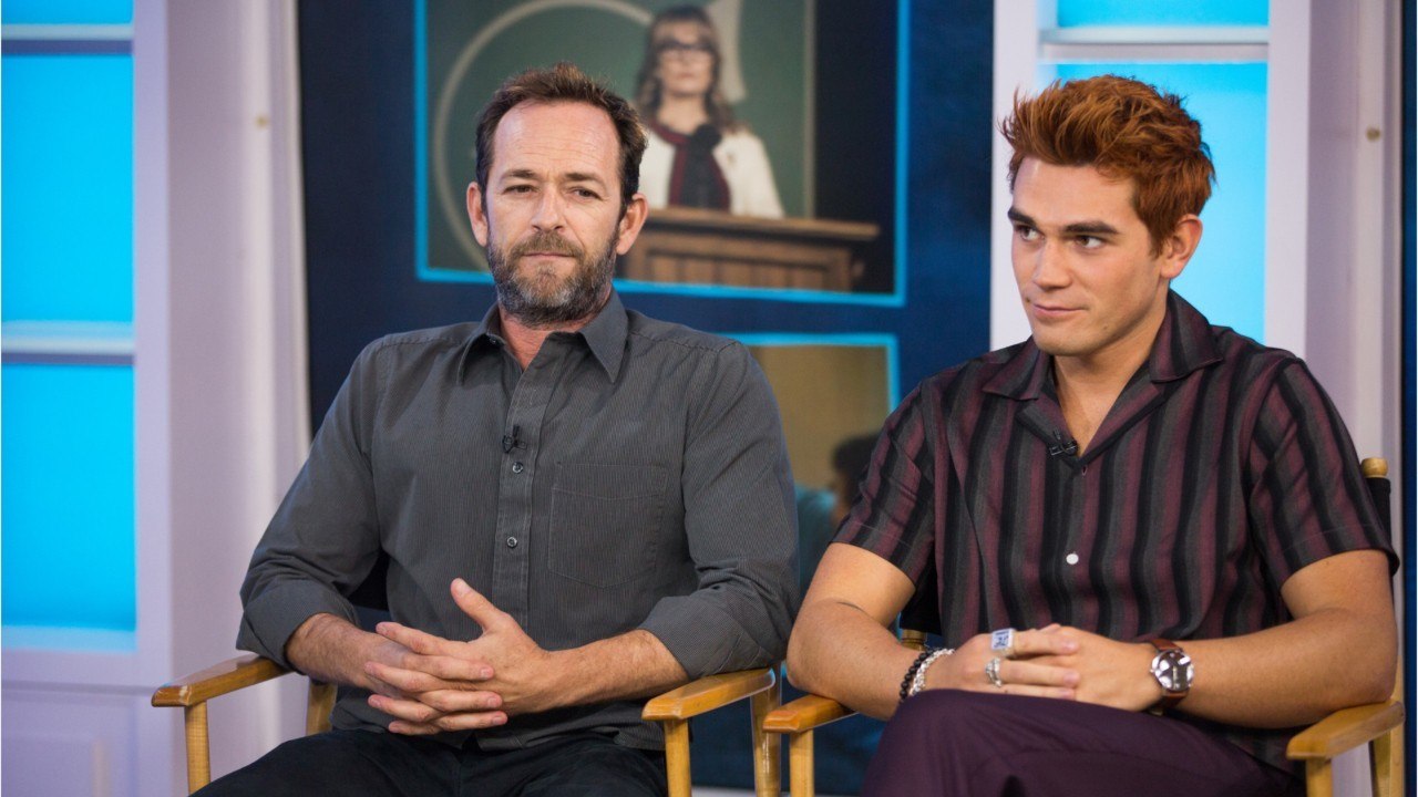 VOICI - Mort de Luke Perry : KJ Apa, son fils dans Riverdale, brise le silence