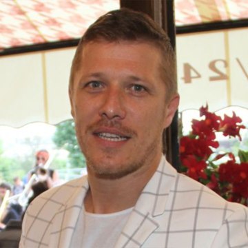 VOICI - Jean-Edouard Lipa (Loft Story) risque l’amputation de sa jambe et doit subir une lourde opération (1)