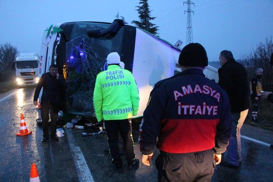 Amasya’da yolcu otobüsü devrildi: 2 ölü, 24 yaralı