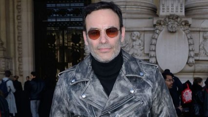 VOICI - À 54 ans, Anthony Delon révèle un énorme tatouage sur son corps musclé