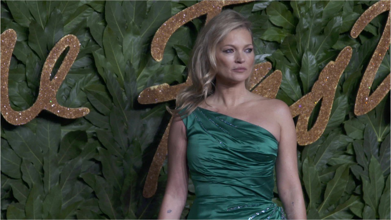 VOICI - Carla Bruni : le surnom très piquant que Kate Moss lui donnait lorsqu’elles étaient mannequins