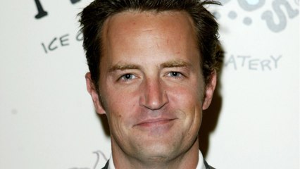 VOICI - Matthew Perry : le comédien joue avec la patience des fans de Friends