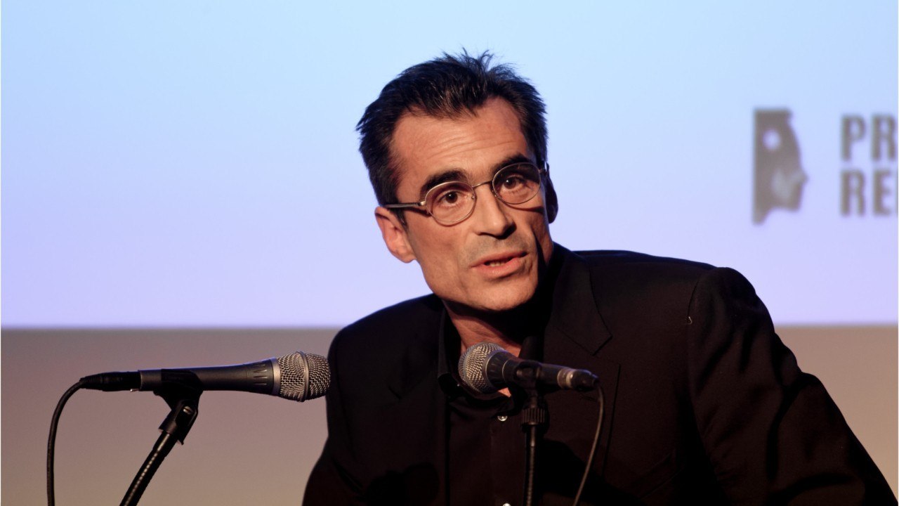 VOICI - Raphaël Enthoven violenté par son beau-père, l’ex de Carla Bruni évoque son enfance