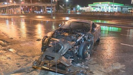 AVCILAR'DA 2 MİLYON LİRALIK LÜKS OTOMOBİL ALEV ALEV YANDI