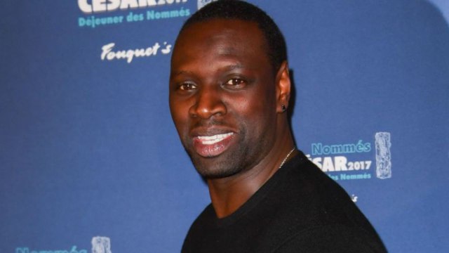 VOICI - Omar Sy : de retour au Sénégal, il partage un tendre moment de complicité avec son père