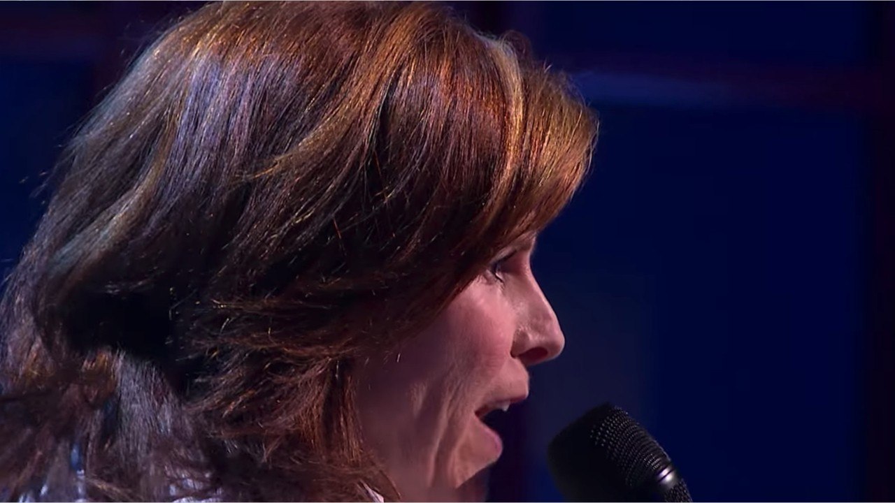 VOICI - The Voice 9 : Maria Doyle-Cuche chante pour le personnel soignant et donne des nouvelles de ses 7 enfants