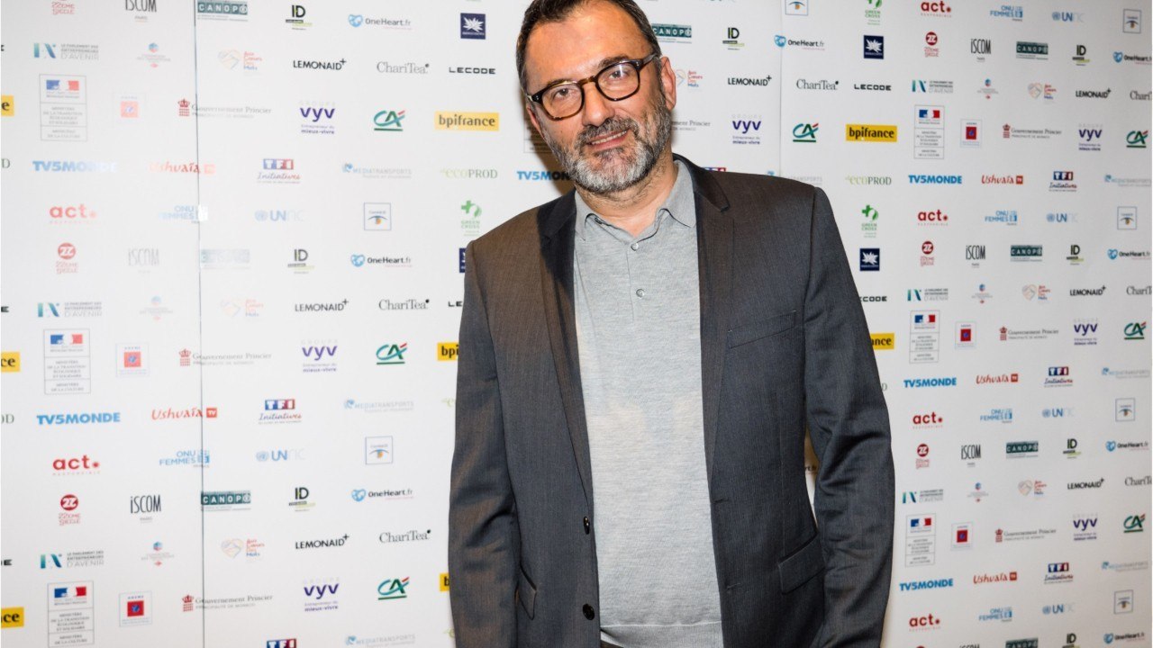 VOICI - RDV en terre inconnue : comment Frédéric Lopez garde contact avec les tribus sans Internet