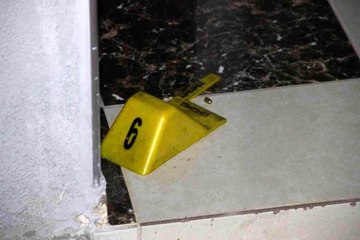 Evi basıp baldızını yaraladı, karısı silahı elinden alıp onu vurdu