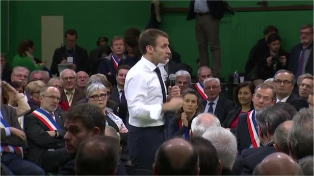 VOICI – Emmanuel Macron pris à parti par une star de cinéma après son grand débat