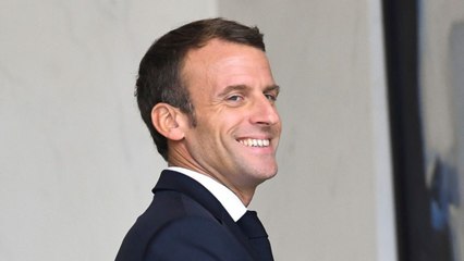 VOICI - Emmanuel Macron : comment il a fait rire ses proches en imitant un autre président de la République