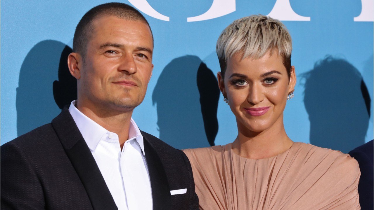 VOICI-Katy Perry dévoile son énorme baby bump a...